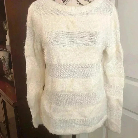 Ann Taylor Ladies Ivory Wool Blend Crew Neck Closed Knit Sweater size Medium - Picture 1 of 5